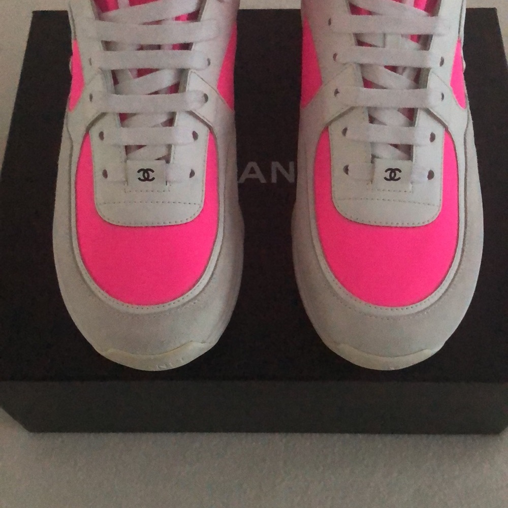 Chanel CC Logo White Pink High Top Sneakers - Picture 2 of 14
